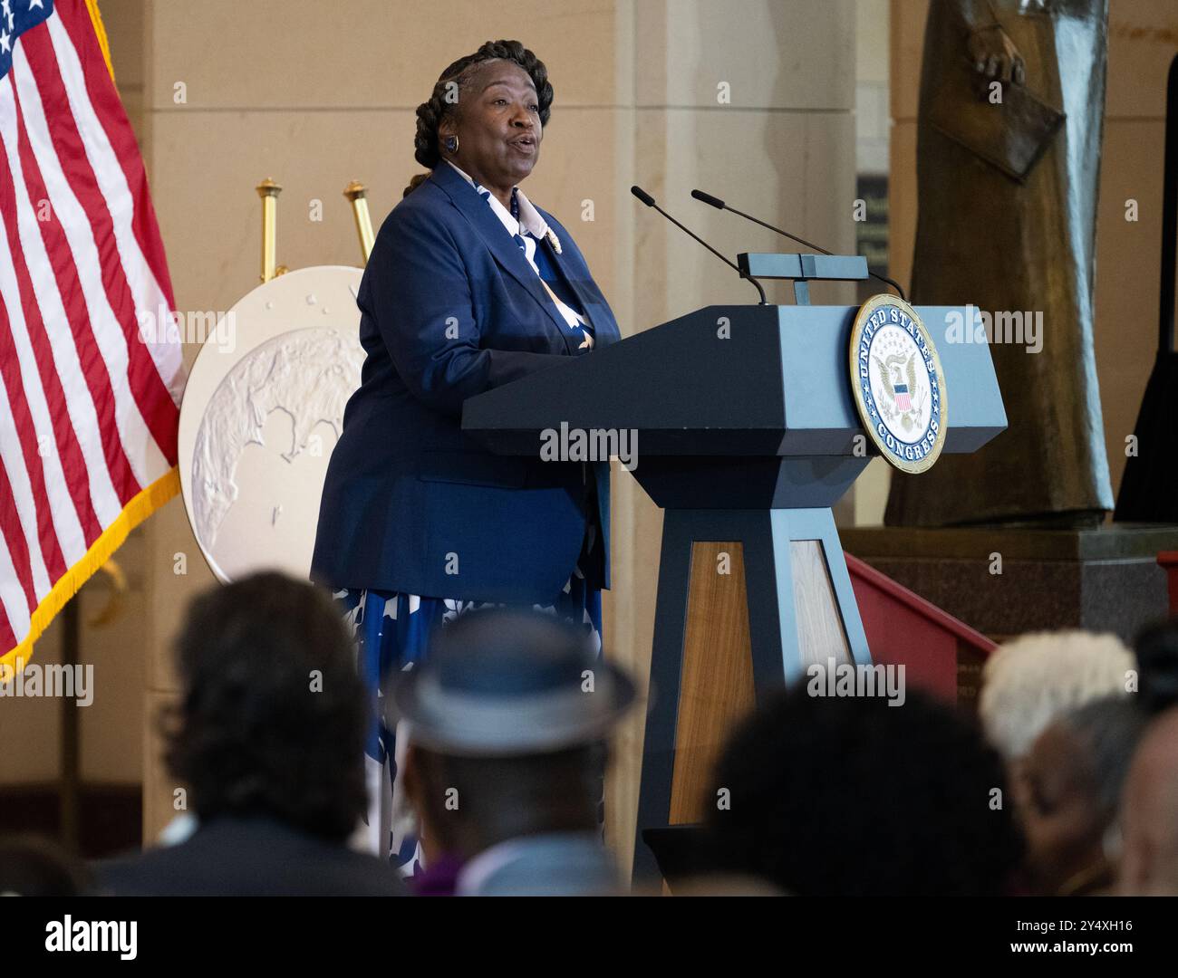 Washington, Usa. September 2024. Andrea Mosie, Johnson Space Center, Apollo Sample Lead Processor, hält während einer Zeremonie der Goldmedaillen des Kongresses in der Emanzipation Hall des US Capitols am 18. September 2024 in Washington, DC, wurden Katherine Johnson, Dr. Christine Darden, Dorothy Vaughan und Mary W. Jackson als Anerkennung für ihre Verdienste um die Vereinigten Staaten verliehen. Quelle: Joel Kowsky/NASA/Alamy Live News Stockfoto