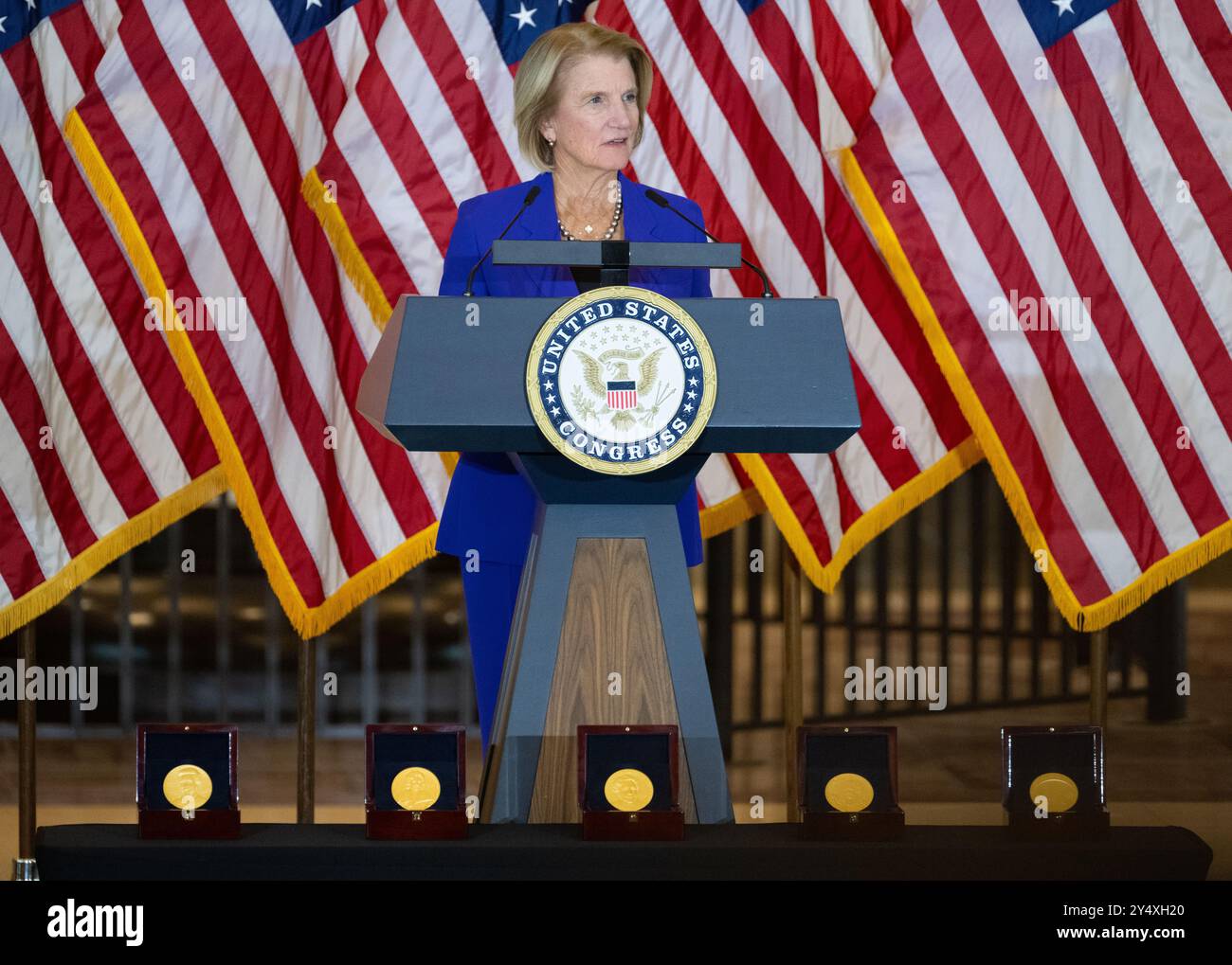 Washington, Usa. September 2024. U. Shelly Moore Capito, R-WV, Vorsitzender des House Committee on Science, Space, and Technology, hält während einer Zeremonie zur Anerkennung der verborgenen Figuren der NASA in der Emanzipation Hall des US Capitols am 18. September 2024 in Washington DC die Gold-Medaillen des Kongresses wurden an Katherine Johnson, Dr. Christine Darden, Dorothy Vaughan und Mary W. Jackson in Anerkennung ihrer Verdienste für die Vereinigten Staaten verliehen. Quelle: Joel Kowsky/NASA/Alamy Live News Stockfoto
