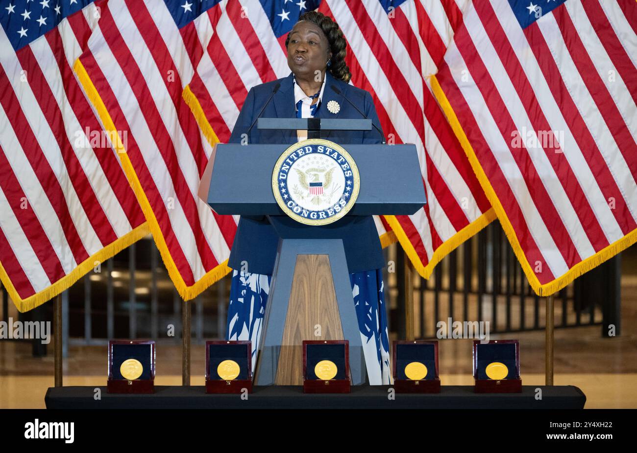 Washington, Usa. September 2024. Andrea Mosie, Johnson Space Center, Apollo Sample Lead Processor, hält während einer Zeremonie der Goldmedaillen des Kongresses in der Emanzipation Hall des US Capitols am 18. September 2024 in Washington, DC, wurden Katherine Johnson, Dr. Christine Darden, Dorothy Vaughan und Mary W. Jackson als Anerkennung für ihre Verdienste um die Vereinigten Staaten verliehen. Quelle: Joel Kowsky/NASA/Alamy Live News Stockfoto