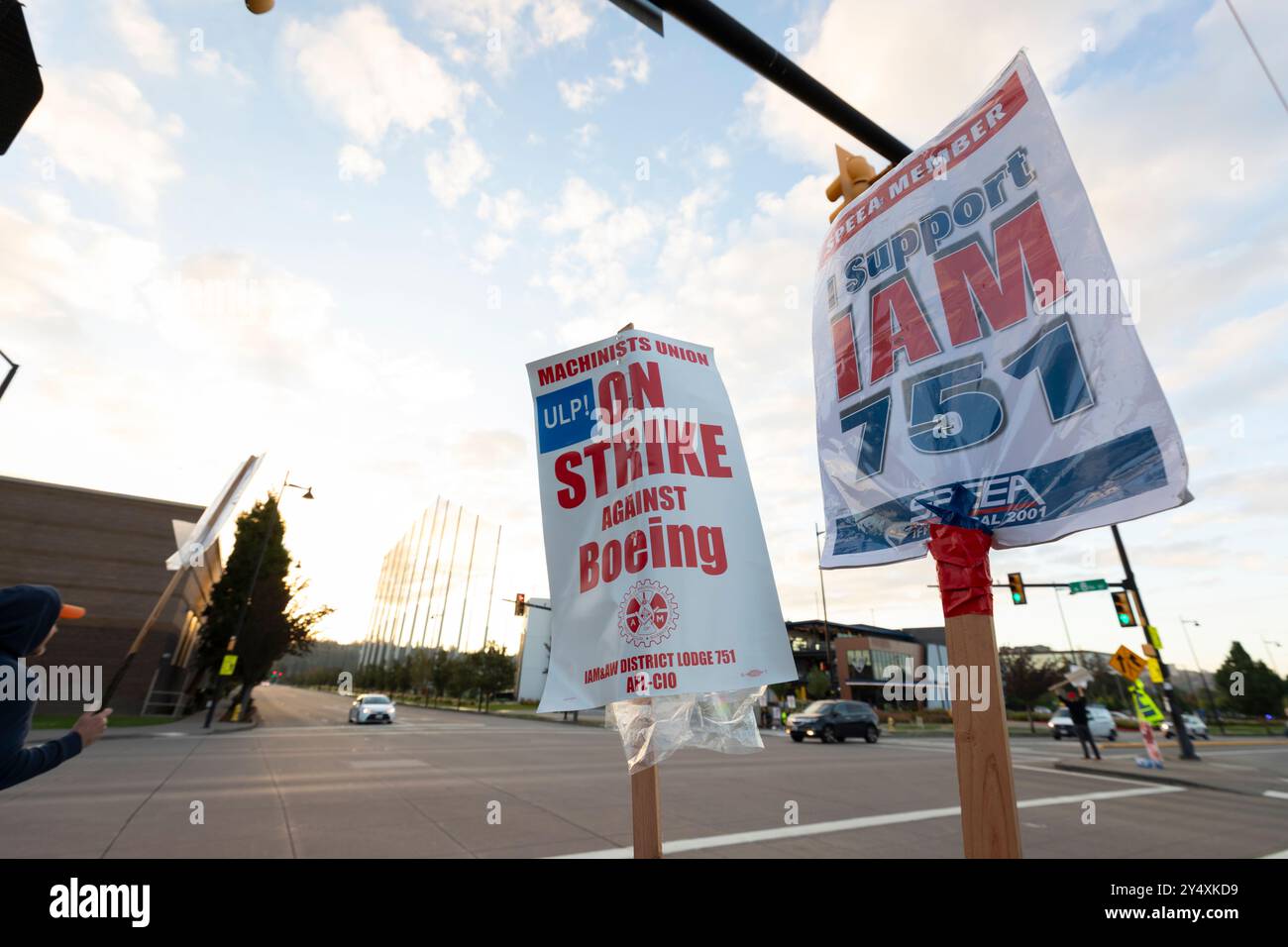 Renton, Washington, USA. September 2024. Arbeiter und Unterstützer der Boeing-Fabrik streiten vor der Boeing Renton-Fabrik. Der neue Boeing-CEO Kelly Ortberg kündigte vorübergehende Einsätze und andere Kostensenkungsmaßnahmen an, als der Streik des Maschinenführers seinen siebten Tag erreicht. Quelle: Paul Christian Gordon/Alamy Live News Stockfoto