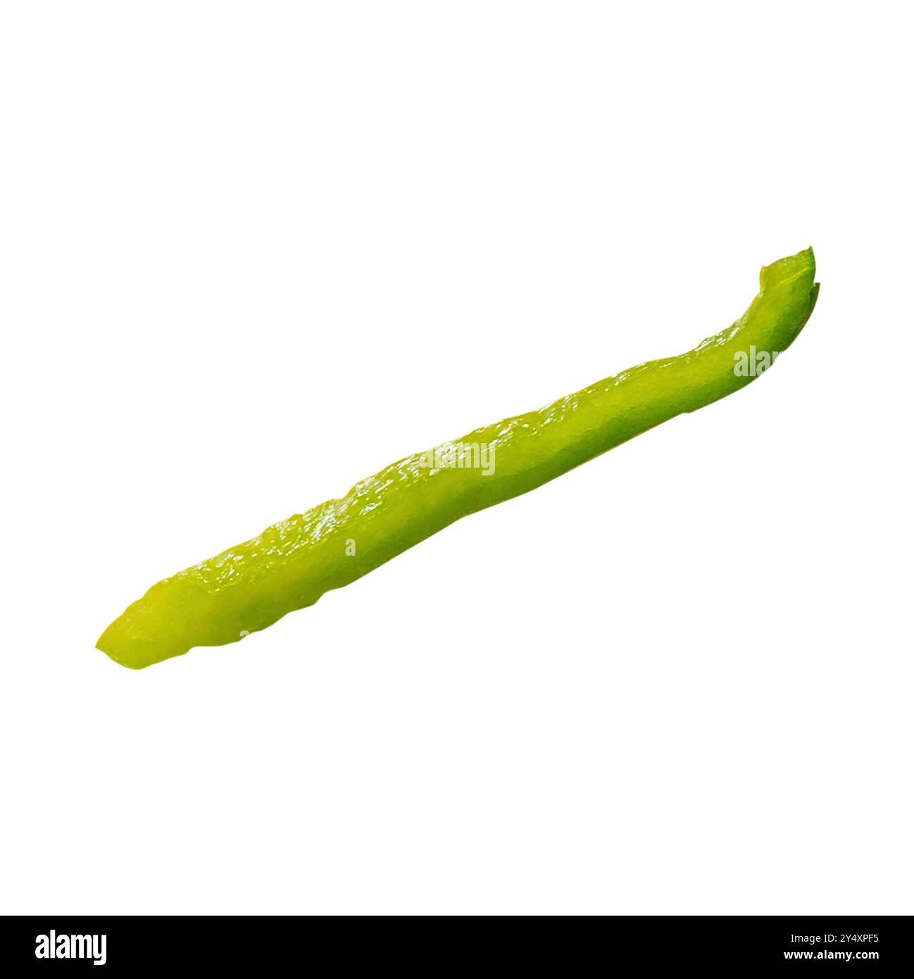 Ein Stück grüner Paprika, französischer Schnitt im Julienne-Stil, isoliert auf weißem Hintergrund Stockfoto