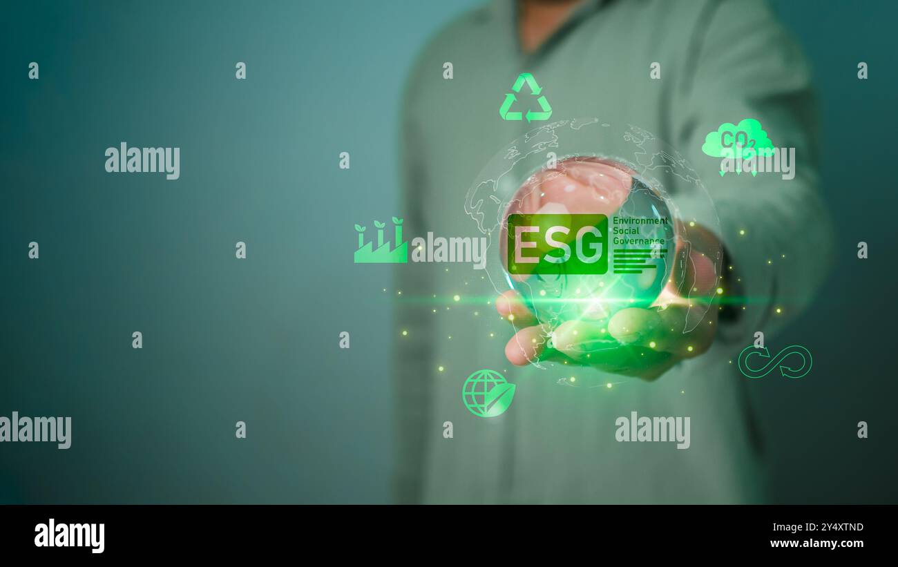 Geschäftsmann Holding GLOBE mit ESG icon Green Earth Konzept für Umwelt Gesellschaft und Governance nachhaltiges Umweltkonzept der Welt, GRE Stockfoto