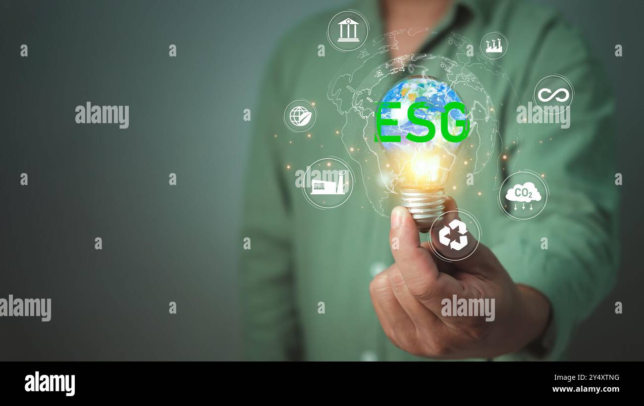 Geschäftsmann hält Glühbirne und Globus mit ESG icon Green Earth Konzept für Umwelt Gesellschaft und Governance nachhaltiges Umweltkonzept von Stockfoto