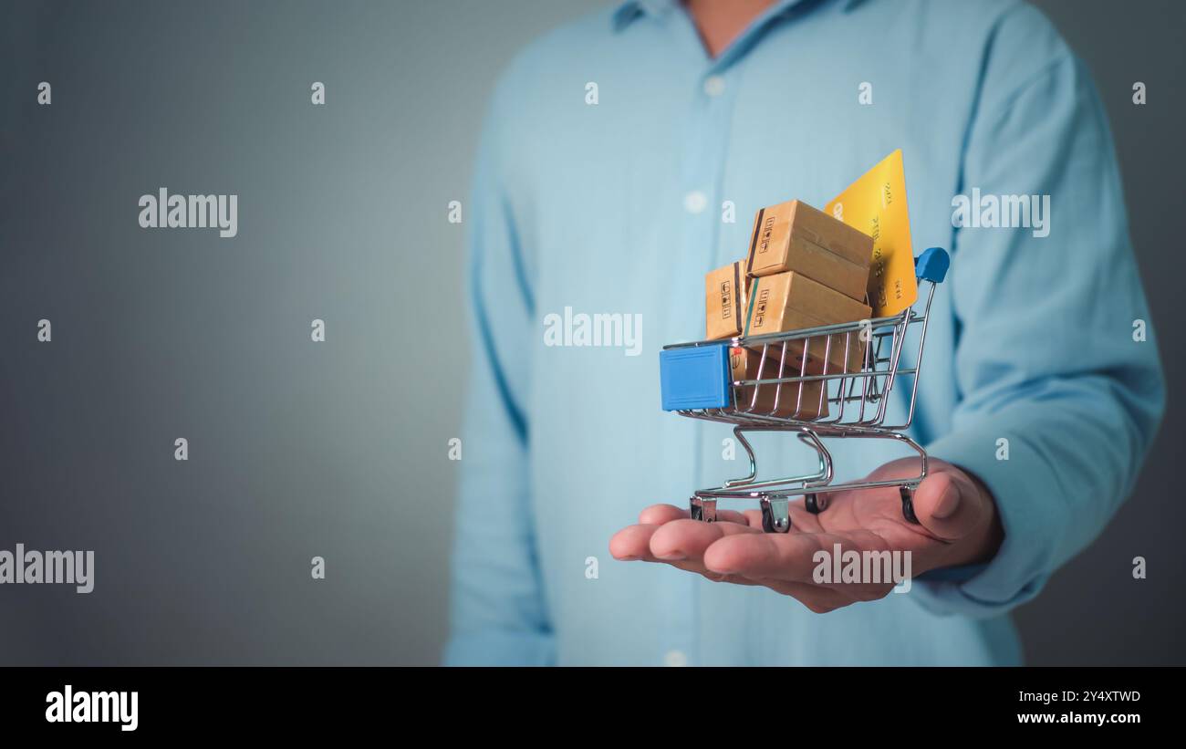 Kartonfracht auf Trolley in Geschäftsmannhänden, Online-Shopping und Logistik von Fracht- und Lagerversand Geschäftskonzept, Business und e-Comme Stockfoto
