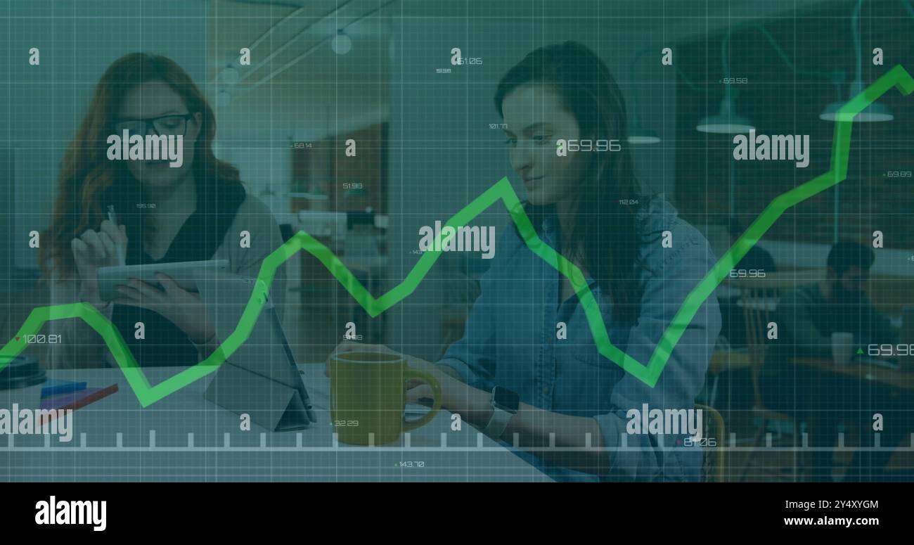 Bild des Wachstumsdiagramms über zwei Frauen, die über die Arbeit in modernen Büros sprechen Stockfoto