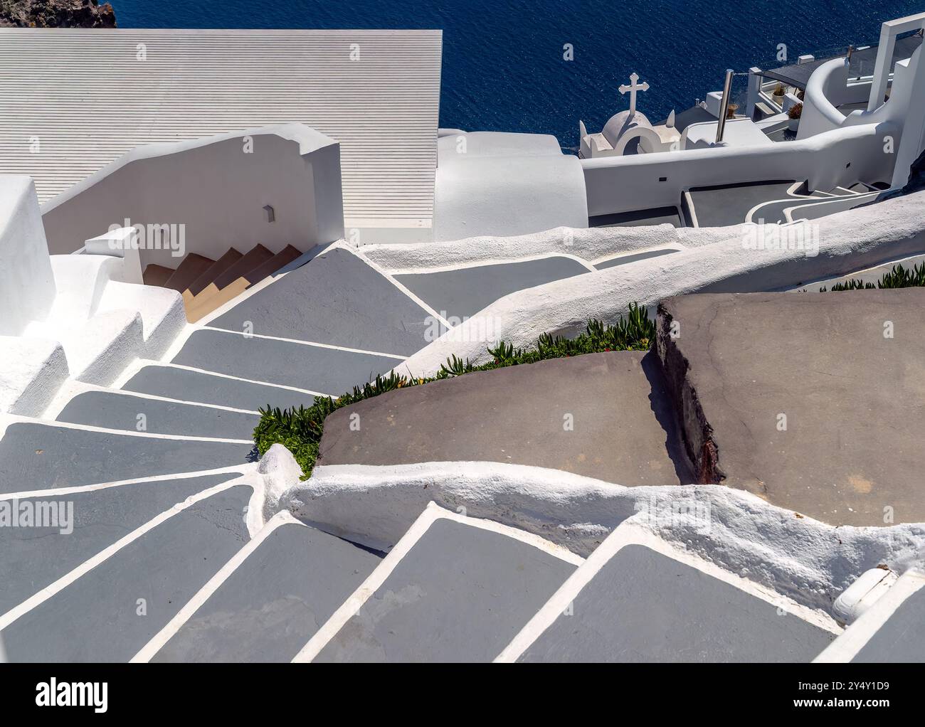 Abstrakt von weiß getünchten Wänden, Stufen, Kreuzen und Winkeln in Santorini, Fira, Griechenland. Stockfoto