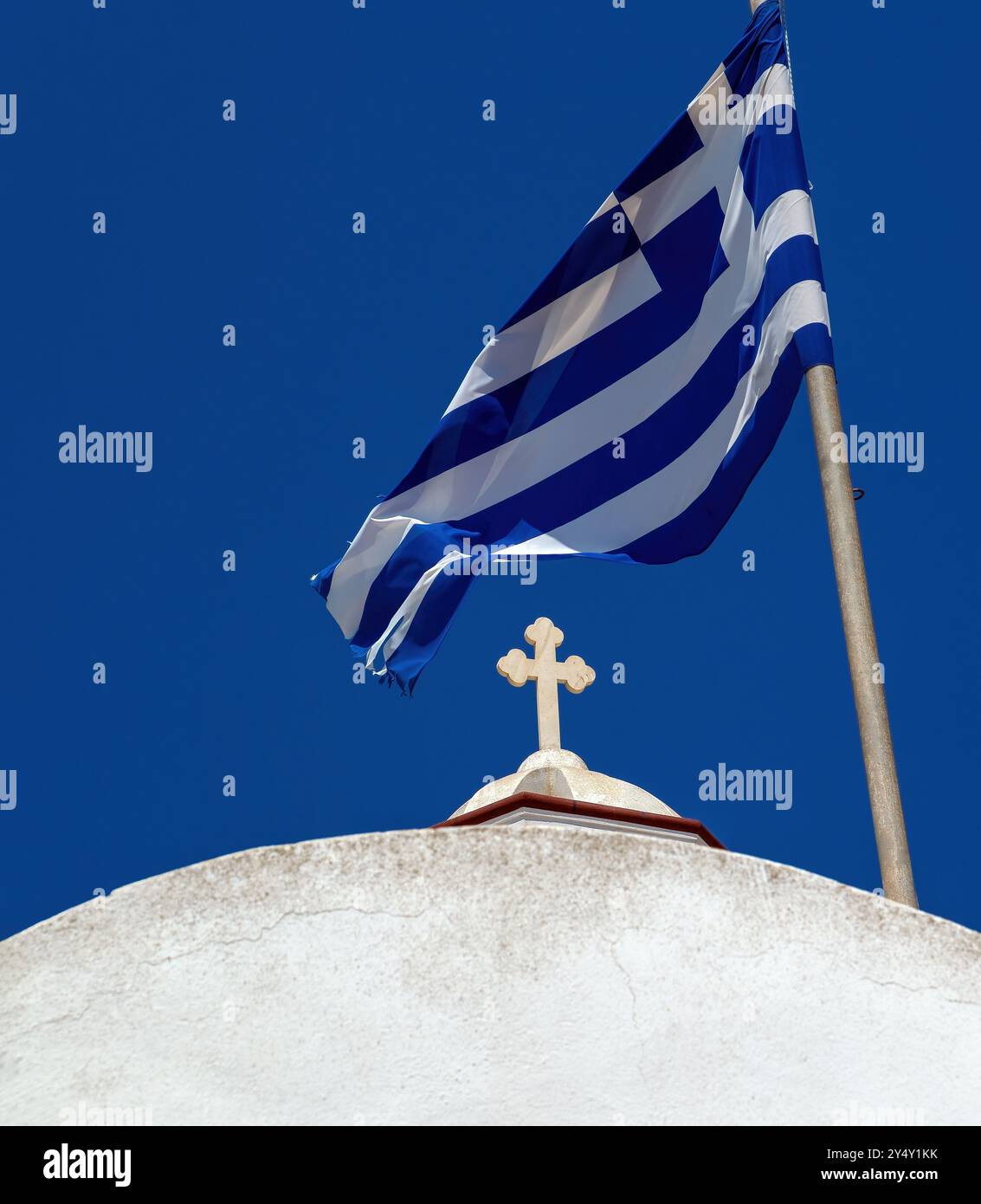 Weiße Kuppel, Kreuz und griechische Flagge, Santorin, Griechenland Stockfoto