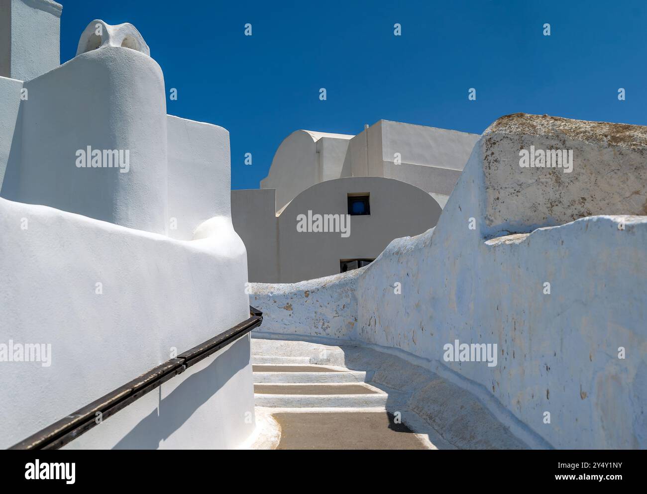 Abstrakt weiß getünchte Wände, Stufen und Winkel. Megalochori, Santorini, Griechenland. Stockfoto