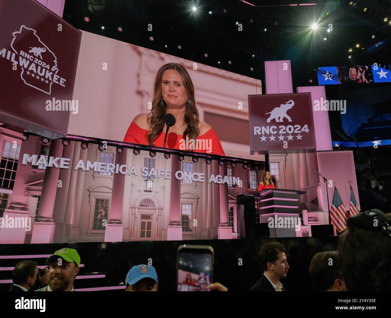 MILWAUKEE, Wiss. – 16. Juli 2024: Sarah Huckabee Sanders, Gouverneur von Arkansas, spricht 2024 auf dem Fiserv Forum. Stockfoto