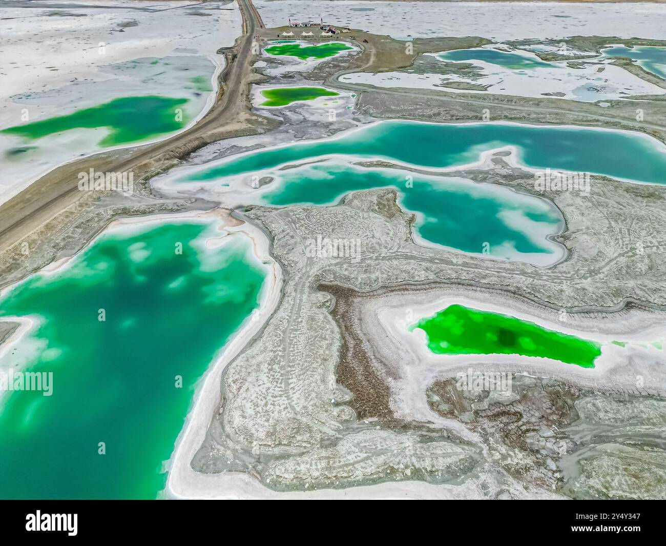 Dachaidan Emerald Lake in Qinghai gibt es bunte Salzbecken überall im Qaidan Lake, und das Wasser des Sees zeigt türkisfarbene und Saphir Stockfoto