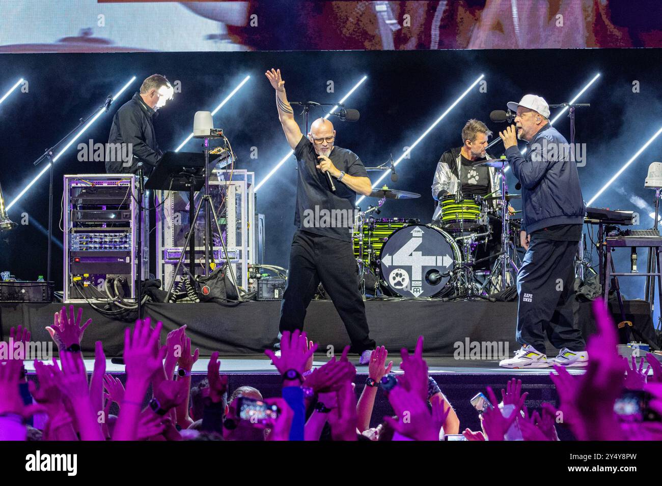 Die Fantastischen vier bei den Telekom Street Gigs in Köln - 19.09.2024. Andreas RIEKE und. Ypsilon, Thomas DÜRR Thomas D. und Michael SCHMIDT Smudo von der Stutttgarter Hip Hop Band DIE FANTASTISCHEN VIER beim Live Auftritt auf der DIGITAL X Mainstage - die Konzertreihe TELEKOM STREET GIGS auf dem Gelände der Digital X - Weltausstellung der Digitalisierung im Mediapark in Köln Köln Mediapark Nordrhein-Westfalen Deutschland *** die Fantastischen vier auf der Telekom Street Gigs in Köln 19 09 2024 Andreas RIEKE und Ypsilon , Thomas DÜRR Thomas D und Michael SCHMIDT Smudo vom Stuttgarter Hi Stockfoto