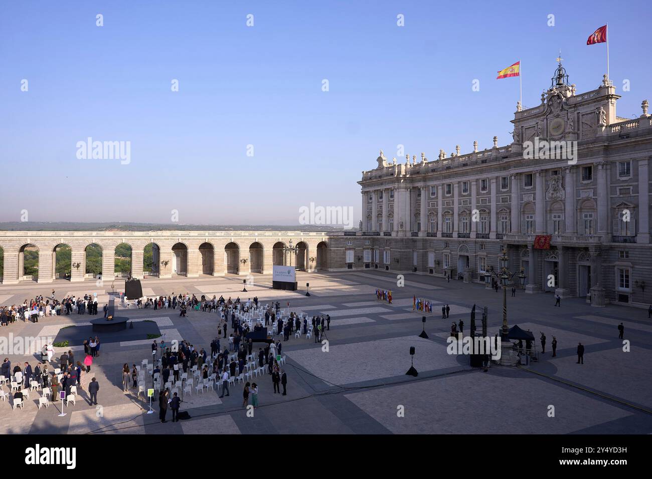 Waffenplatz während eines "Applaus zum Gedenken" der Akte des Staates zur Hommage an die COVID-Opfer und Anerkennung von Sanitärangehörigen im Königspalast am 15. Juli 2022 in Madrid, Spanien. Stockfoto