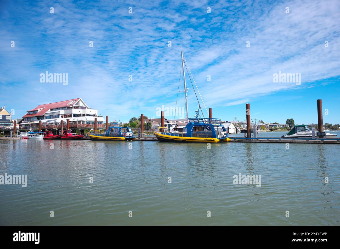 Aufblasbare Zodiac-Tourboote, die für Walbeobachtungstouren verwendet werden, sind am Dock in Steveston Village, Richmomd, B.C., Kanada, gebunden. Stockfoto