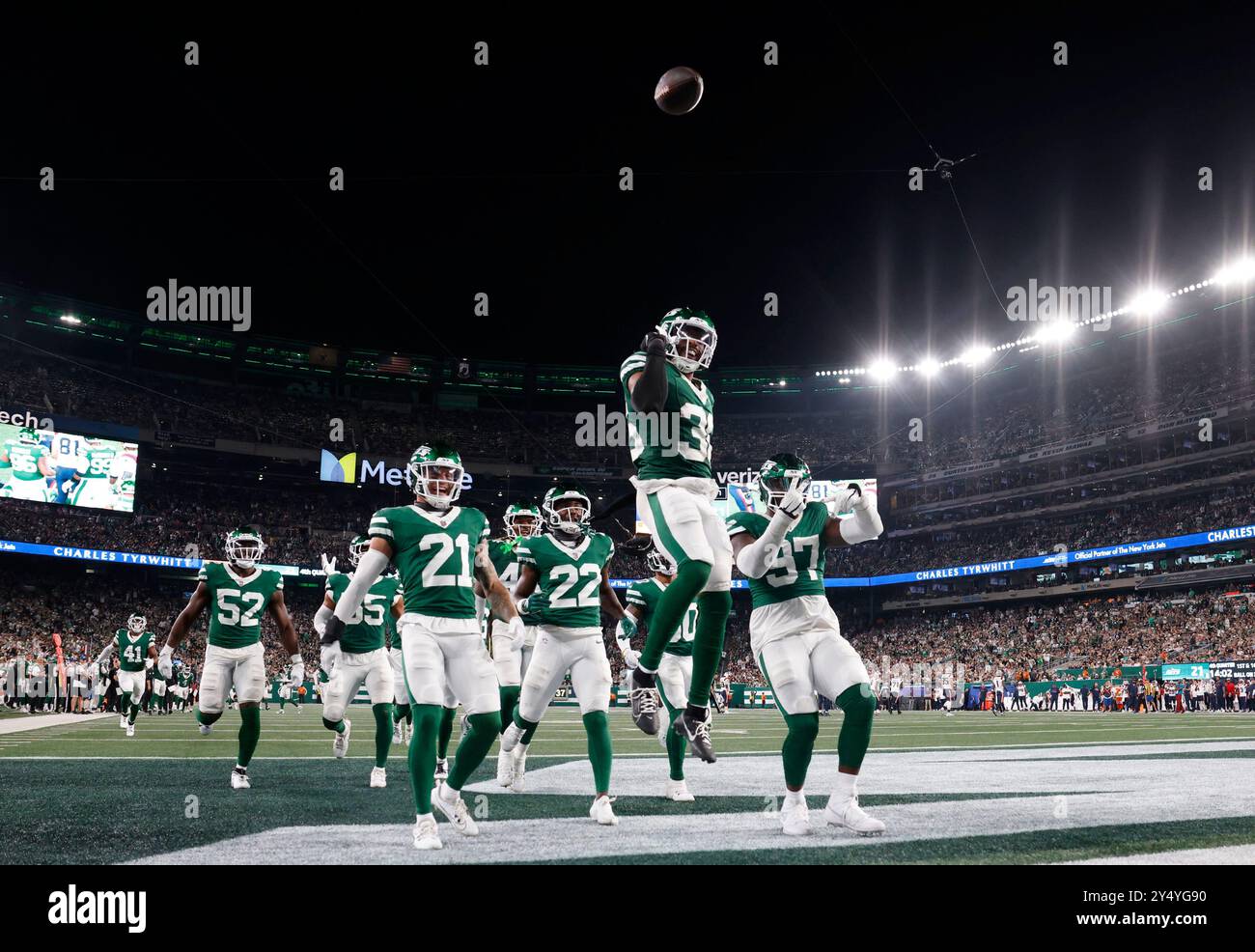 East Rutherford, Usa. September 2024. Chuck Clark, Chef der New York Jets, feiert am Donnerstag, den 19. September 2024, im MetLife Stadium in East Rutherford, New Jersey, einen Umsatz in der zweiten Halbzeit gegen die New England Patriots. Die Jets besiegten die Patriots 24:3. Foto: John Angelillo/UPI Credit: UPI/Alamy Live News Stockfoto