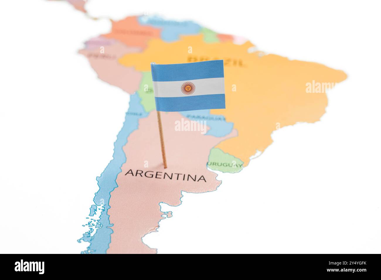 Eine Karte von Argentinien mit der Nationalflagge Argentiniens. Die Flagge hat drei Streifen, die abwechselnd himmelblau, weiß und himmelblau sind. Fahren und Steuern Stockfoto