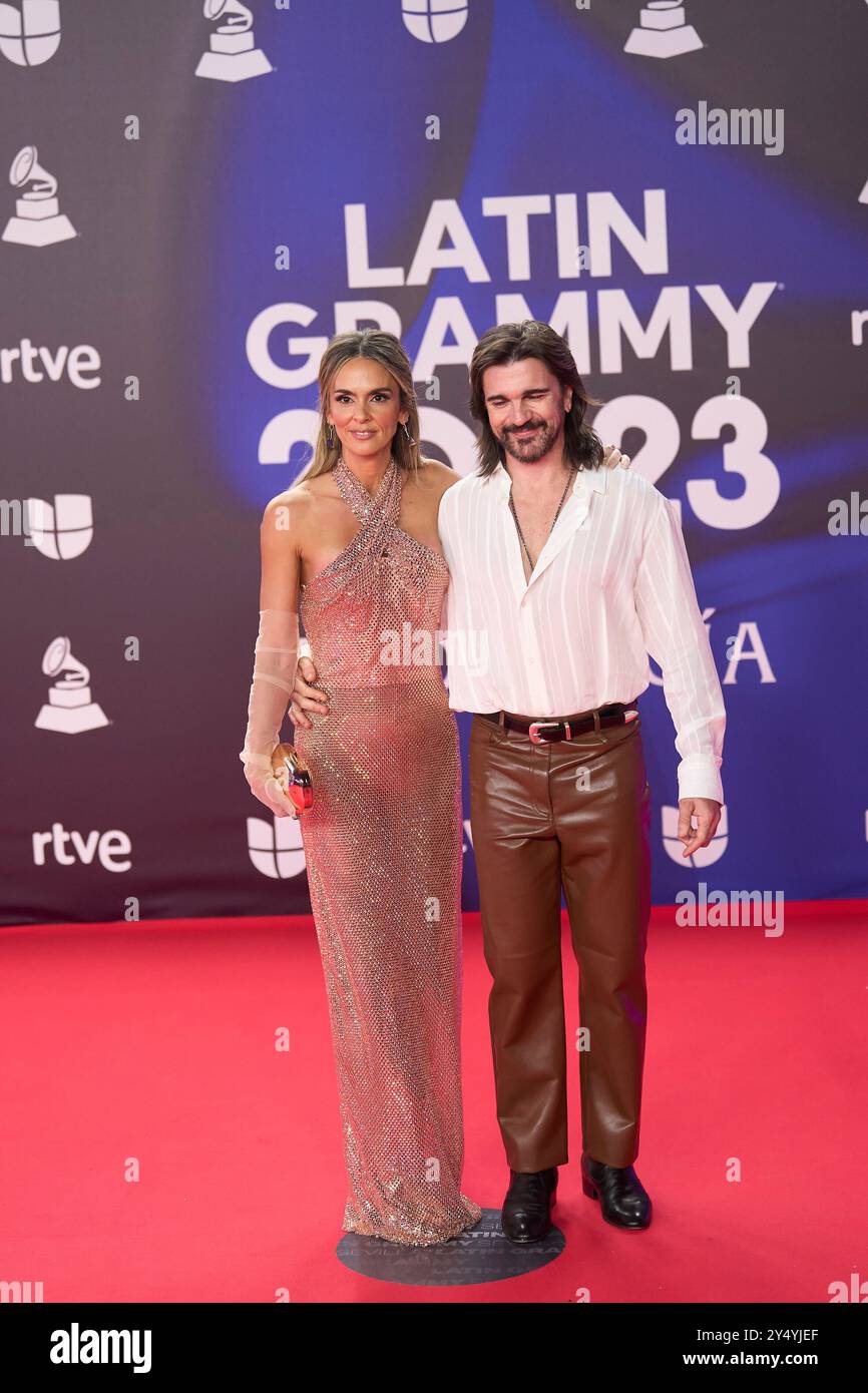 Juanes, Karen Martinez, nimmt am 16. November 2023 in Sevilla, Spanien, den roten Teppich während der 24. Jährlichen Latin GRAMMY Awards auf der FIBES Teil. Stockfoto