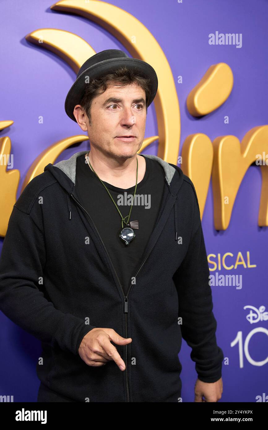 Manel Fuentes nimmt am 23. März 2023 in Madrid, Spanien, die musikalische Premiere von Aladdin im Coliseum Theatre auf. Stockfoto