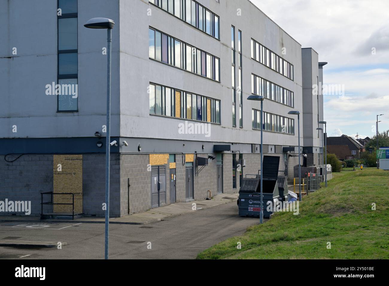 Die Reparaturarbeiten beginnen in einem Hotel, in dem früher Asylsuchende untergebracht waren, in dem kleinen Dorf Manvers in Rotherham, South Yorkshire, Großbritannien. Stockfoto