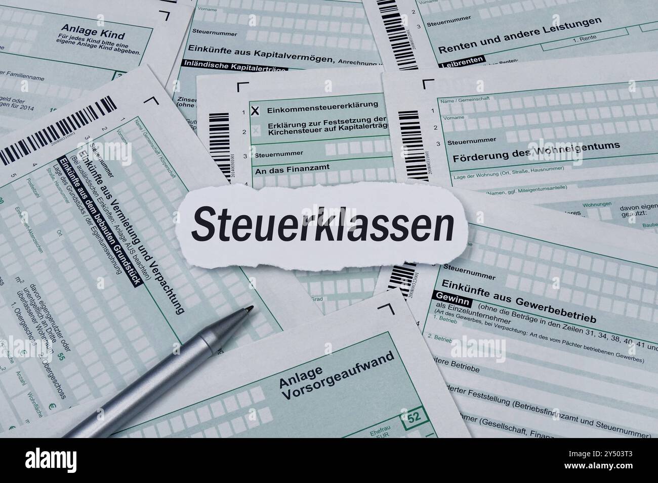 Formulare des Finanzamtes und Steuerklassen Formulare des Finanzamtes und Steuerklassen, 20.09.2024, Borkwalde, Brandenburg, auf verschiedene Formularen des Finanzamtes liegen ein Kugelschreiber und der Schriftzug Steuerklassen. *** Formen des Finanzamtes und Steuerklassen Formen des Finanzamtes und der Steuerklassen, 20 09 2024, Borkwalde, Brandenburg, auf verschiedenen Formen des Finanzamtes befinden sich ein Kugelschreiber und die Schriftsteuerklassen Stockfoto