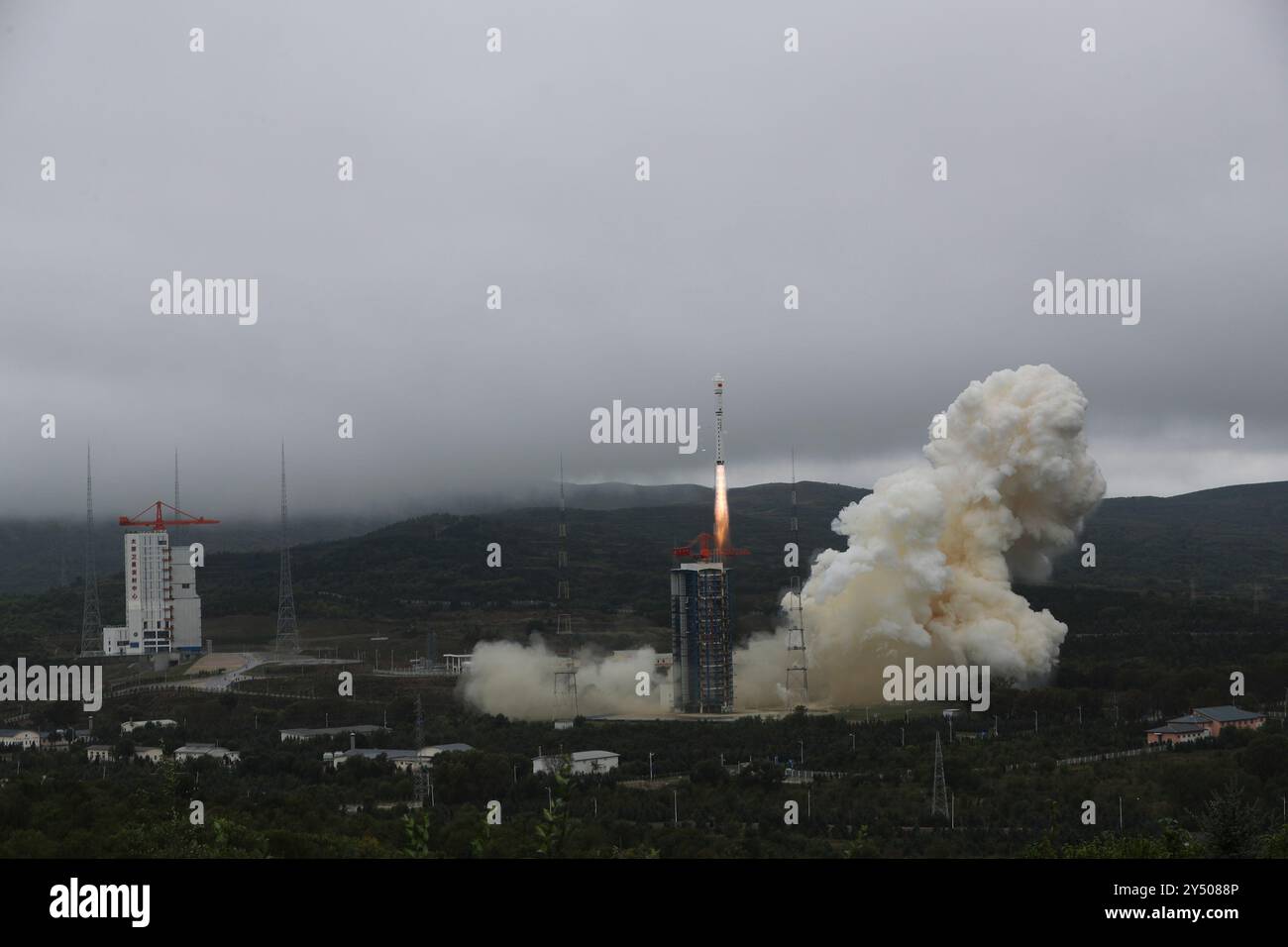 Taiyuan. September 2024. Die Jilin-1 Kuanfu 02B 01-06 Satelliten werden an Bord einer Langmarz-2D Trägerrakete gestartet und beginnen erfolgreich vom Taiyuan Satellite Launch Center in der nordchinesischen Provinz Shanxi, 20. September 2024. Quelle: Zheng Taotao/Xinhua/Alamy Live News Stockfoto