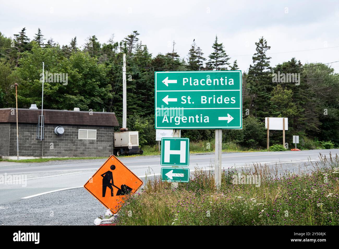 Wegweiser für Autobahn und Baustellen auf der NL 100 in Dunville, Placentia, Neufundland & Labrador, Kanada Stockfoto