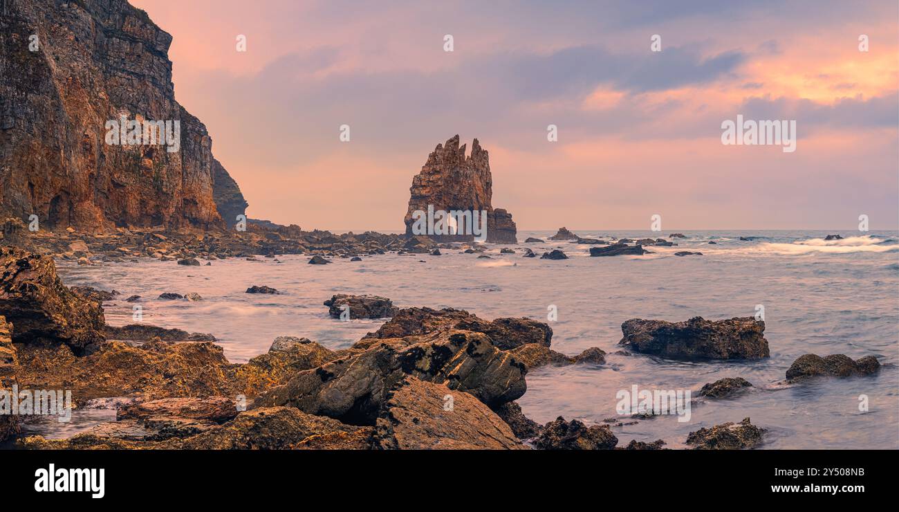 Ein 2:1-Panoramafoto von einem frühen Morgen in Playa de Portizuelo, einem Naturerbe in der Gemeinde Valdés, im Vaqueira r Stockfoto