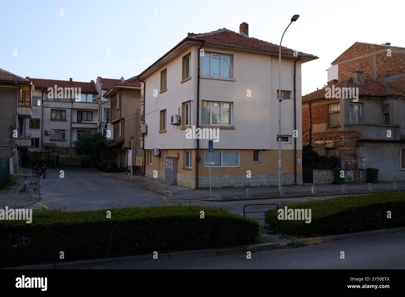 Die Wohnarchitektur in einer ruhigen Gegend spiegelt lokale Designstile am späten Nachmittag wider Stockfoto