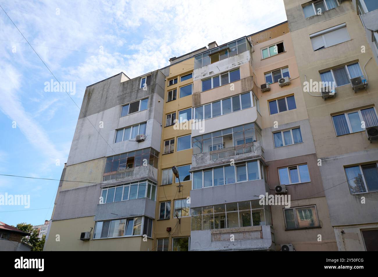 Modernes Wohngebäude mit Architektur aus der Mitte des Jahrhunderts in einer urbanen Umgebung unter klarem blauem Himmel Stockfoto