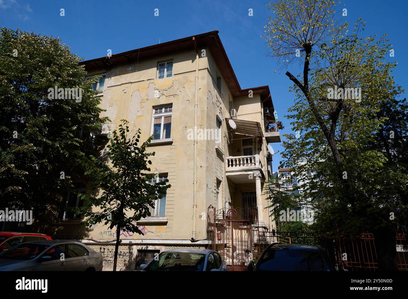 Historische Architektur eines Gebäudes aus dem frühen 20. Jahrhundert unter einem klaren blauen Himmel in einem städtischen Viertel Stockfoto