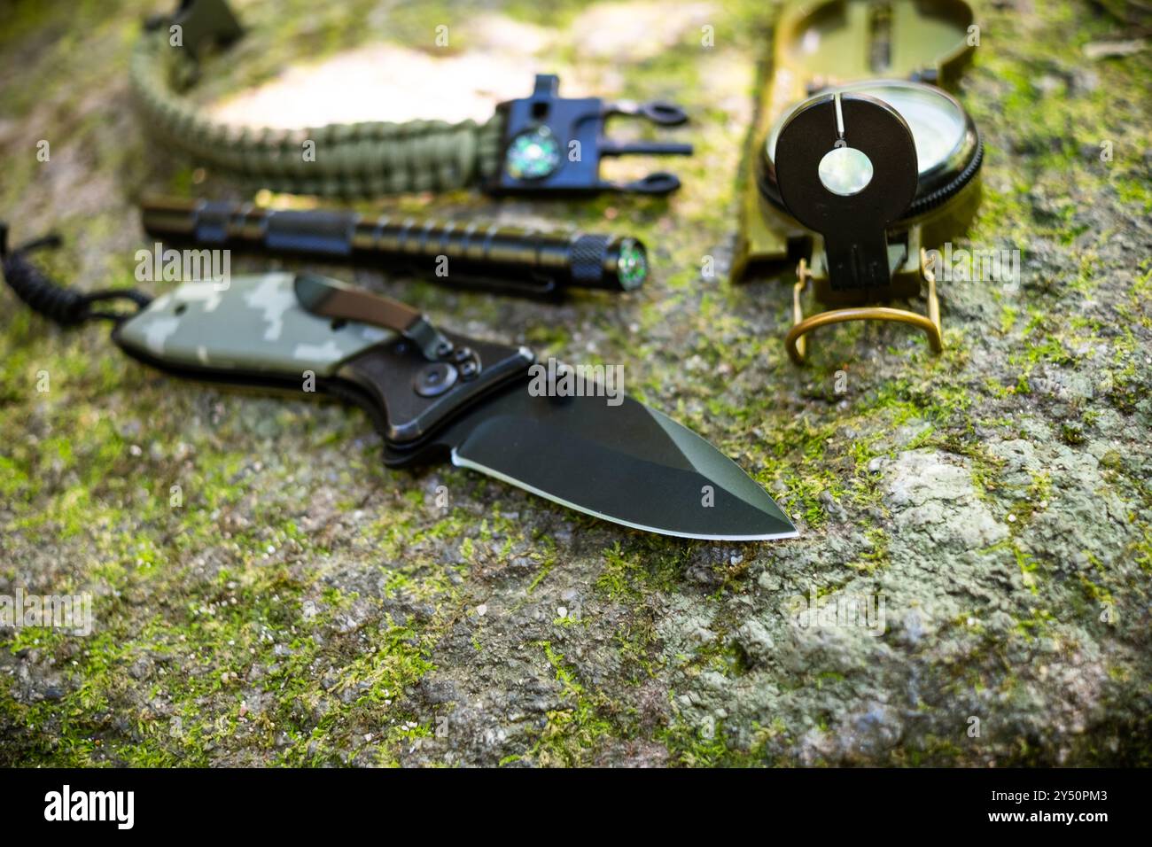 Tactical Digital Camo Klappmesser mit schwarzer Klinge. Klappmesser für den täglichen Transport. Stockfoto