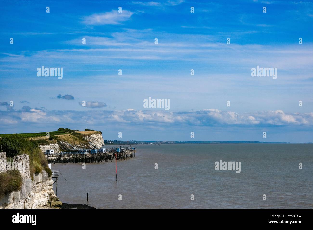 Atlantikküste Frankreichs mit Fischerhütten Stockfoto