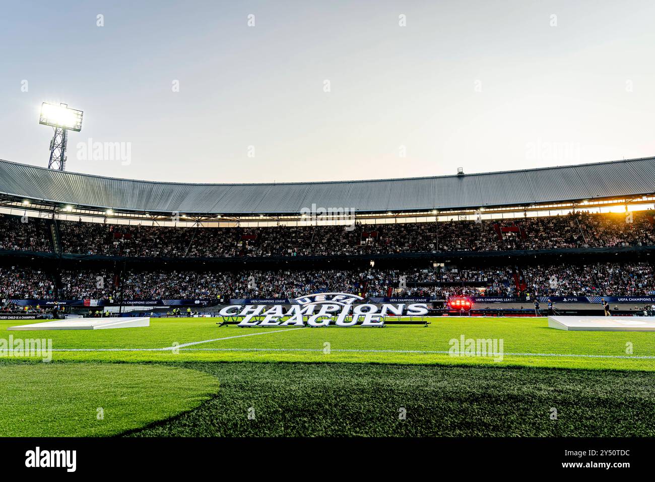 Atmosphäre im Stadion, während des Spiels Feyenoord - Leverkusen im Stadion de Kuip für die UEFA Champions League, League-Phase, Spieltag 1 Saison 2024-2025 in ROTTERDAM, Niederlande am 19. september 2024, Foto von Marcel van Dorst / EYE4images/DeFodi Images Defodi-746  1MD5594-ARW *** Atmosphäre im Stadion, während des Spiels Feyenoord Leverkusen im Stadion de Kuip für die UEFA Champions League, Saison 2024 2025, Niederlande am 19. september 2024 Foto: Marcel van Dorst EYE4images DeFodi Images Defodi 746 1MD5594 ARW Defodi-746 Stockfoto