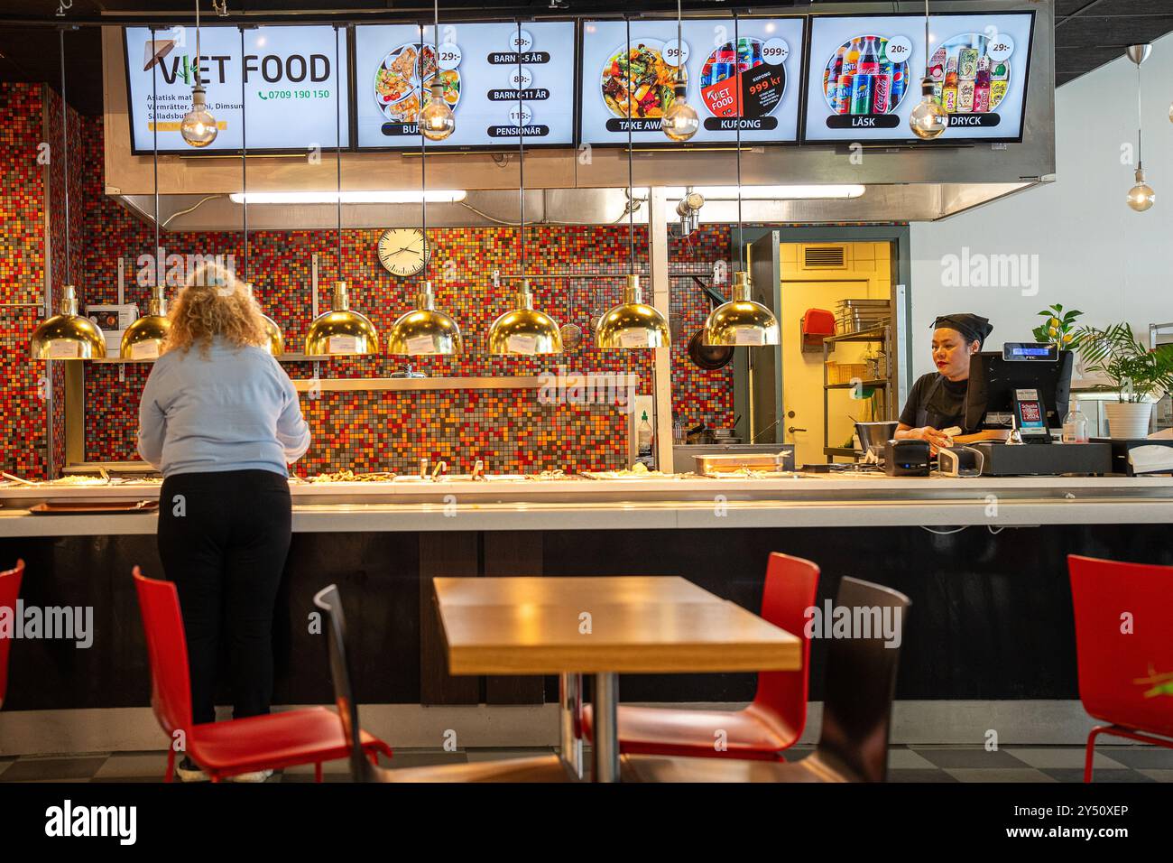 Asiatisches Streetfood zum Verkauf im Geschäftsviertel der Innenstadt oder im Stadtzentrum von Norrköping, Schweden 2024. Stockfoto