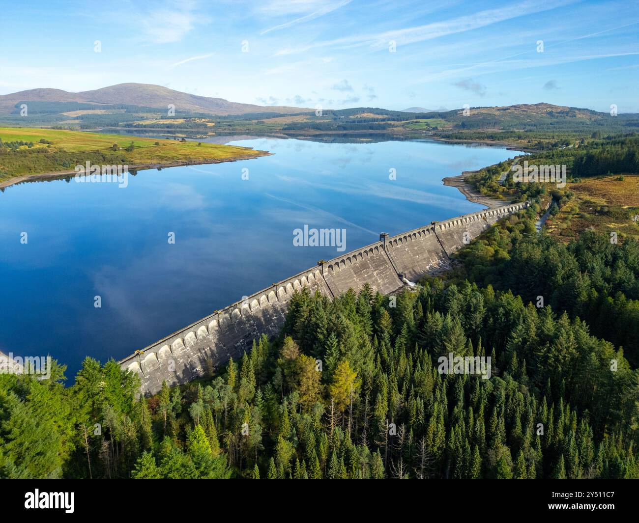 Aus der Vogelperspektive von der Drone des Dammes am Clatteringshaws Reservoir (Loch) im Galloway Forest Park und im Inneren des geplanten neuen Galloway National Park, Dumfries an Stockfoto