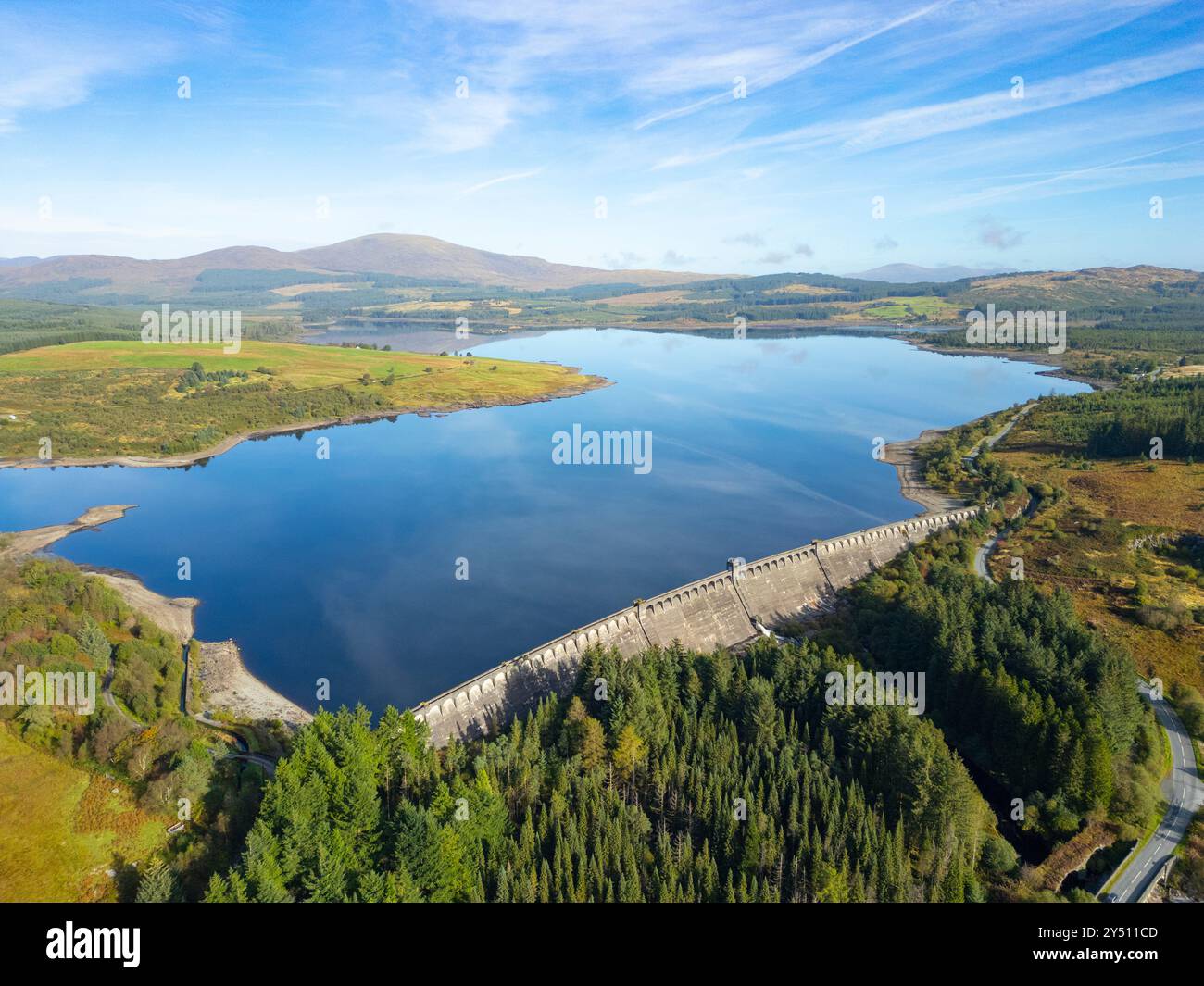 Aus der Vogelperspektive von der Drone des Dammes am Clatteringshaws Reservoir (Loch) im Galloway Forest Park und im Inneren des geplanten neuen Galloway National Park, Dumfries an Stockfoto