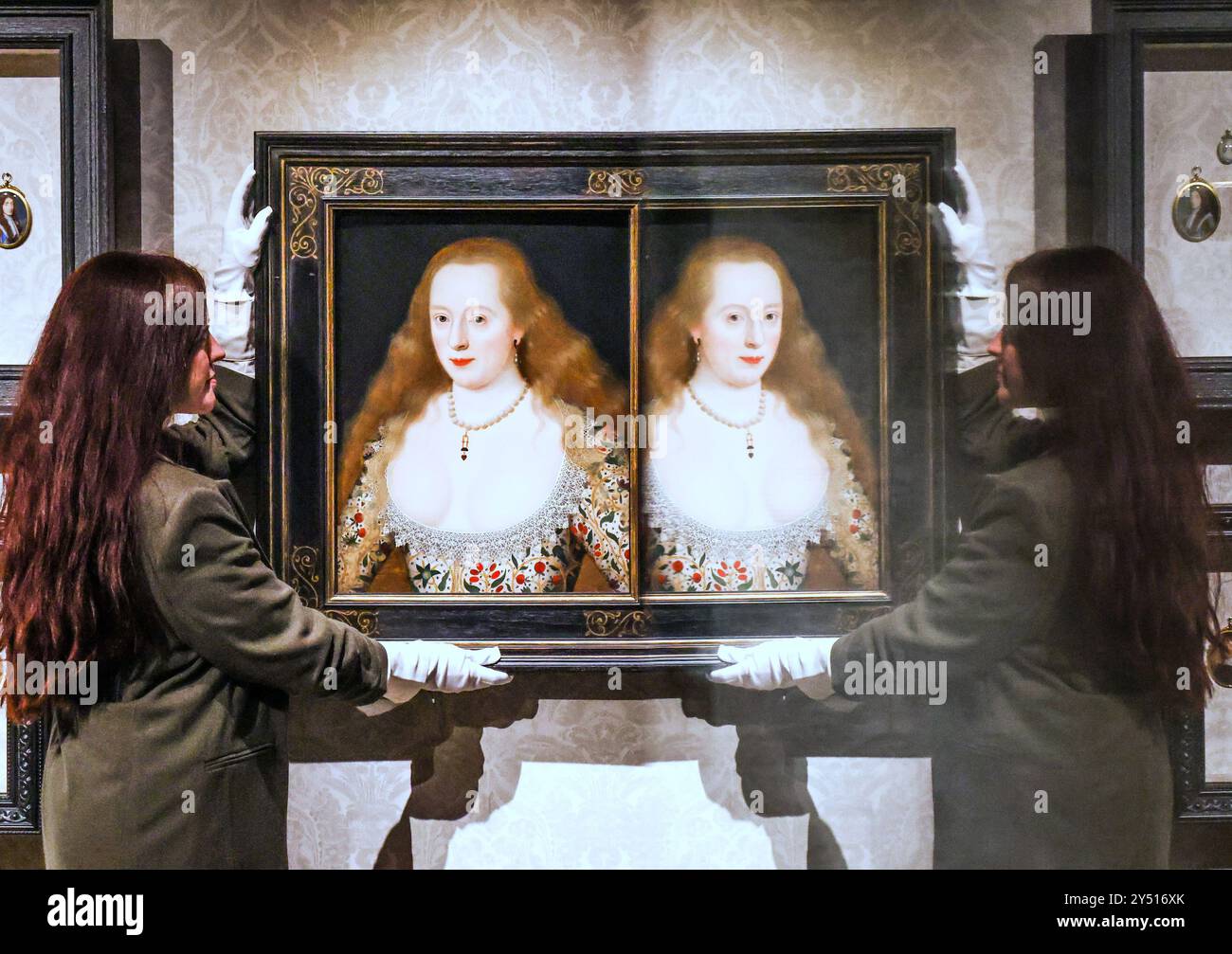 Compton Verney Warwickshire, England 20 Sep 2024Marcus Gheeraerts the Younger, Frances Stewart (geb. Howard) Duchess of Lennox und Richmond, Countess of Hereford (1578–1639) ,1621 Oil on Panel. Die Porträtminiaturen, die aus der Tudorzeit stammen, blieben die einzige Form des Porträts, bis die Fotografie Mitte des 19. Jahrhunderts die Kunst in den Schatten stellte. Das reflektierte selbst wird sich mit der Funktion befassen, die Miniaturen in der Gesellschaft über die Jahrhunderte hinweg gespielt haben, und untersucht, wie einzelne Sitter dargestellt wurden und noch immer dargestellt werden. Das Reflektierte Selbst (21. September 2024 - 23. Februar 2025) Paul Quezada-Neiman/Al Stockfoto