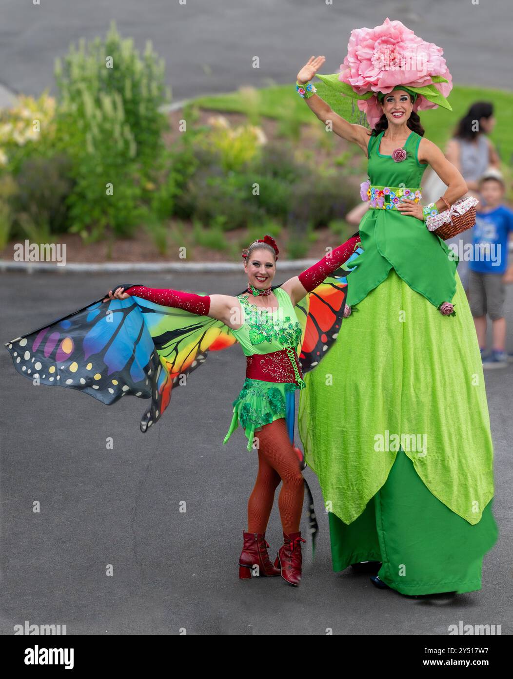 Darstellerin, gekleidet wie eine Blume und ein Schmetterling, anlässlich der Eröffnung des neuen Nibelungenplatzes in der Stadt Tulln an der Donau Stockfoto