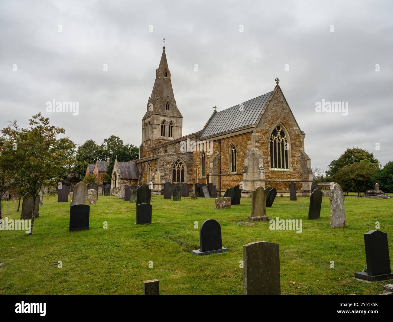 Die Kirche St Mary im Dorf Ashley, Northamptonshire, Großbritannien; 13. Jahrhundert, wurde jedoch 1867 von George Gilbert Scott wiederaufgebaut Stockfoto