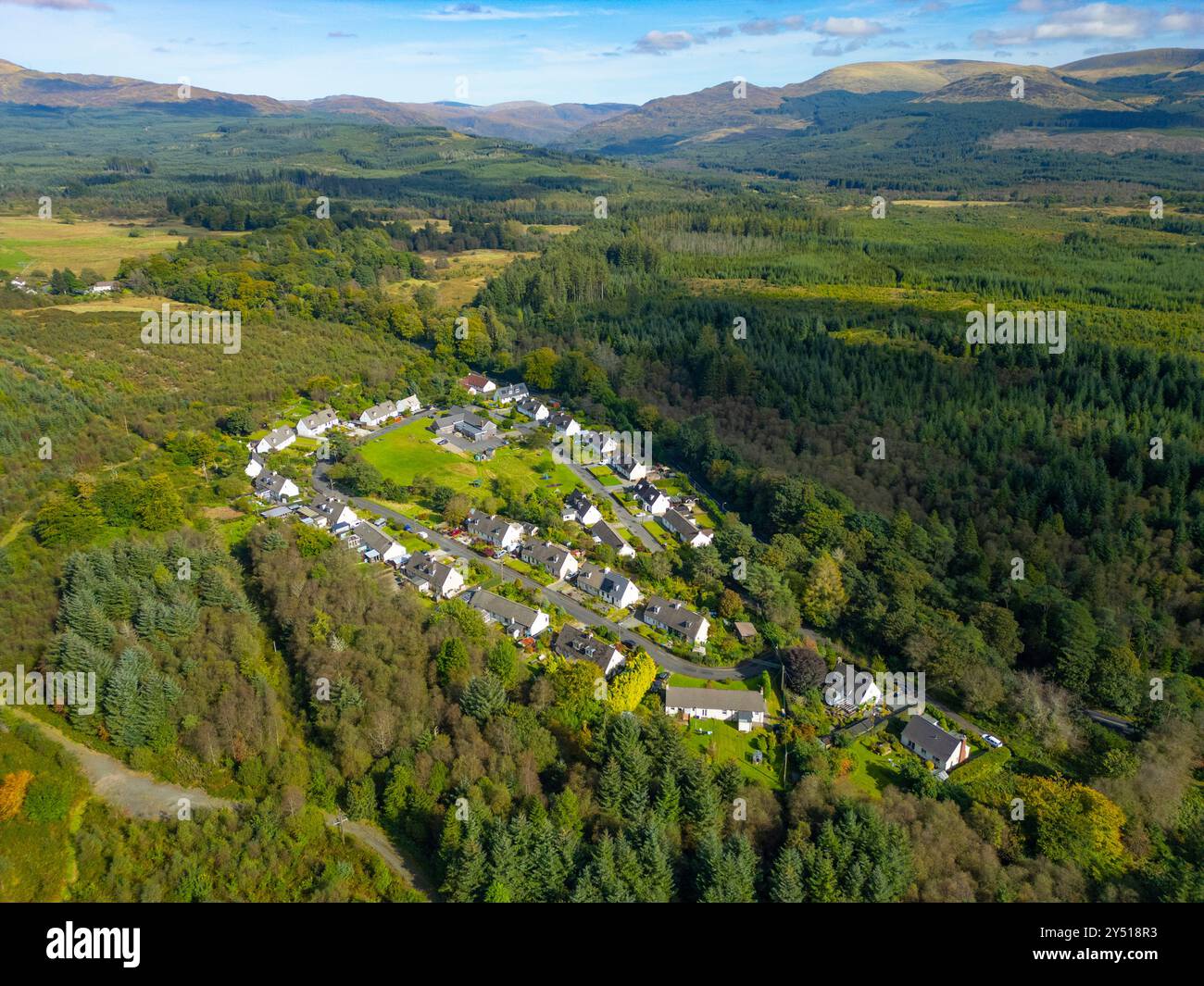 Aus der Vogelperspektive von der Drohne des Dorfes Glentrool im Galloway Forest Park und im Inneren des neuen Galloway National Park, Dumfries und Galloway, Schottland, U Stockfoto