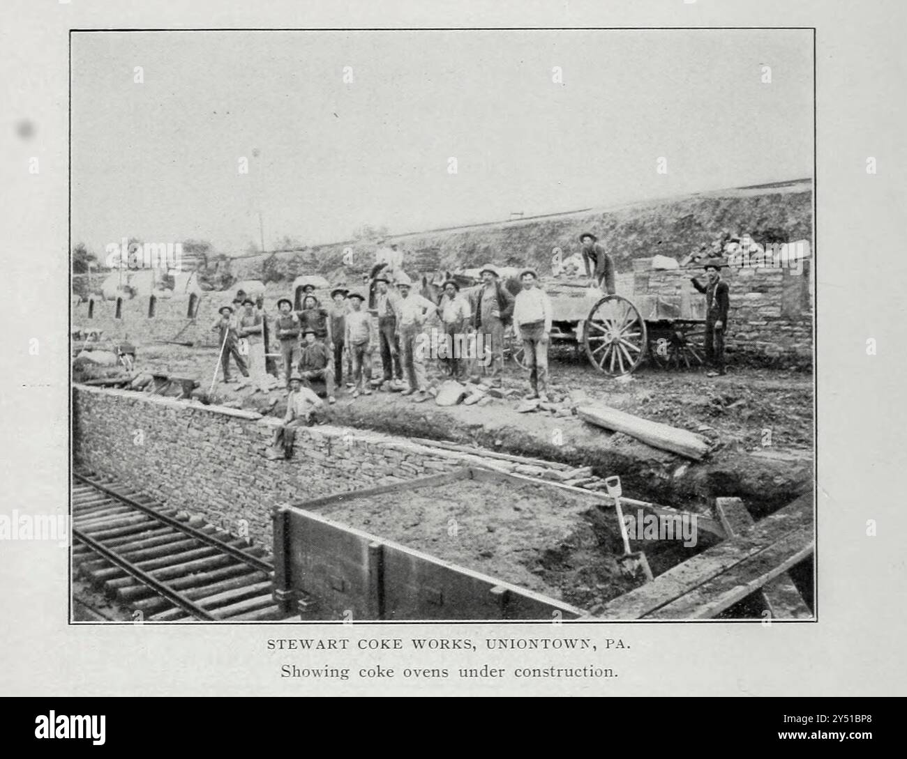 STEWART COKE WORKS, UNIONTOWN, PA. Zeigt Koksöfen im Bau. Aus dem Artikel DIE COKS-REGION VON CONNELLSVILLE. Aus dem Engineering Magazine widmet sich Industrial Progress Volume XX 1900 - 1901 The Engineering Magazine Co Stockfoto