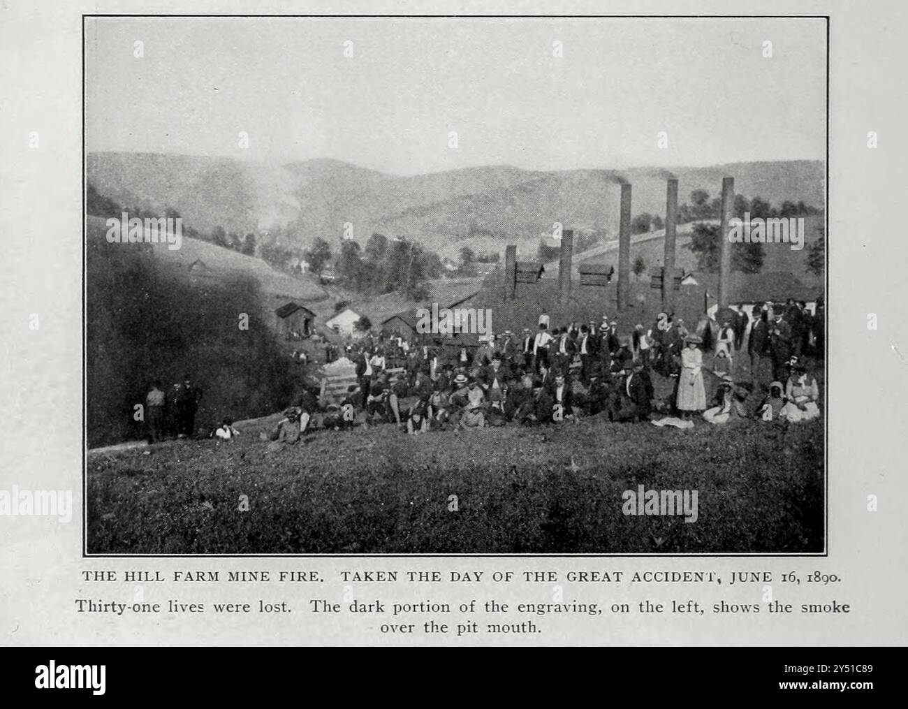 DAS BERGWERKSFEUER HILL FARM. AM TAG DES GROSSEN UNFALLS, 16. JUNI 1890, kamen 31 Menschen ums Leben. Der dunkle Teil der Gravur auf der linken Seite zeigt den Rauch über der Grubenmündung. Aus dem Artikel DIE COKS-REGION VON CONNELLSVILLE. Aus dem Engineering Magazine widmet sich Industrial Progress Volume XX 1900 - 1901 The Engineering Magazine Co Stockfoto