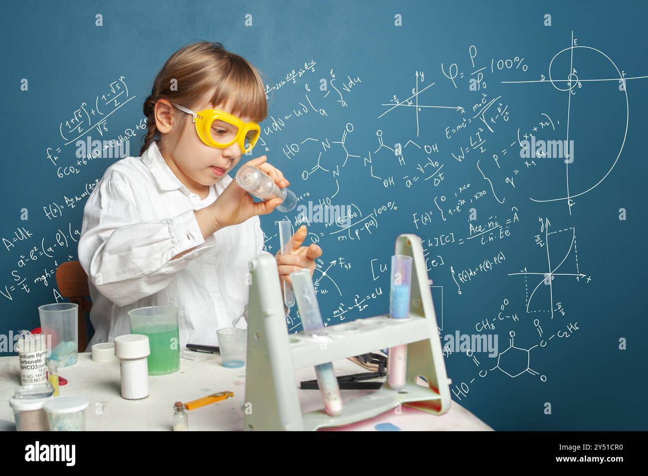 Kluges Schülermädchen, das Wissenschaft lernt. Forschungs- und Bildungskonzept Stockfoto