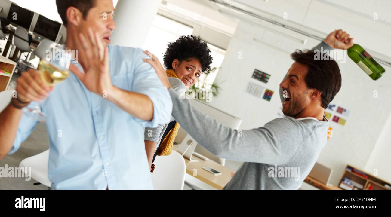 Feiern Sie, verrückt und Wein mit Geschäftsleuten und kämpfen Sie für Neujahrsfeiern, sucht und Fehlverhalten. Flaschenwaffe, betrunken und alkoholisch mit Stockfoto
