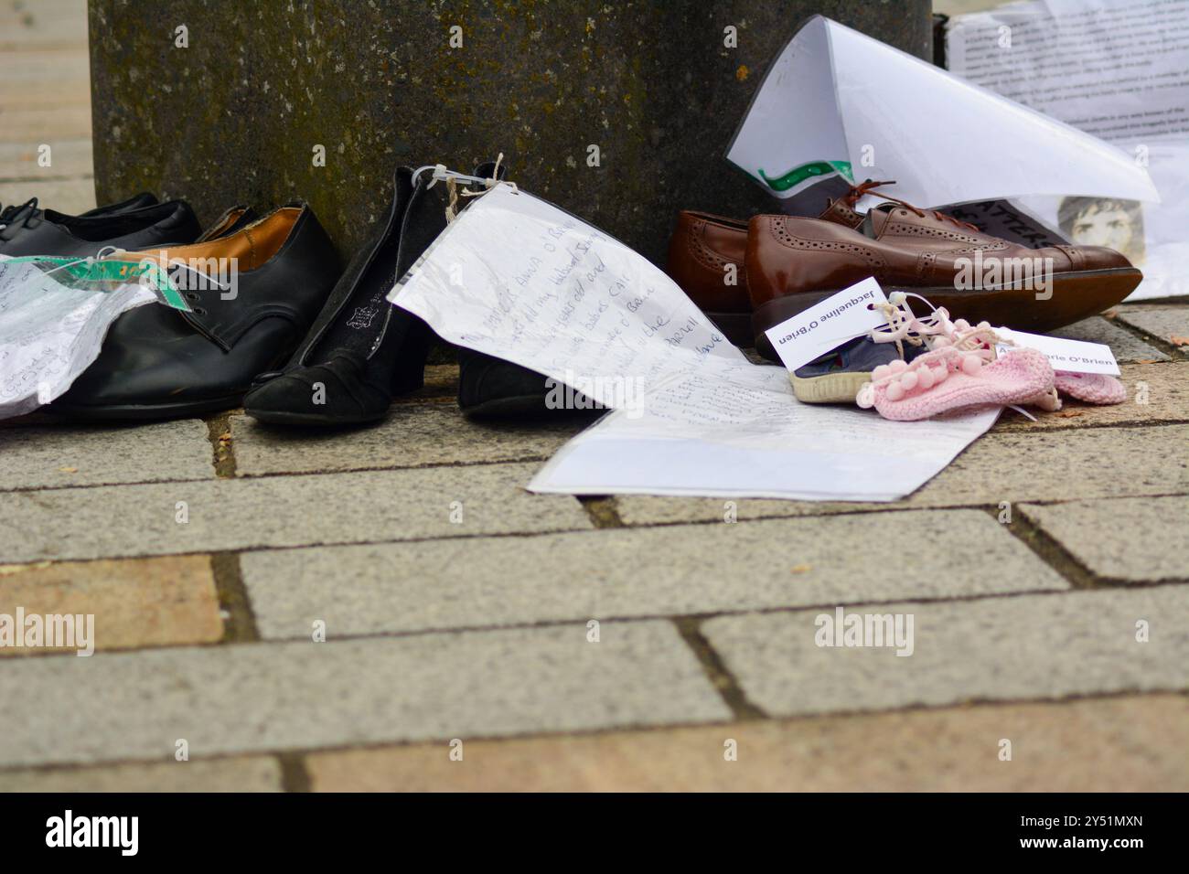 Belfast, Vereinigtes Königreich 20/09/2024 Shoes verließen die königlichen Gerichte von Belfast, die diejenigen vertreten, die während der Unruhen starben. Legacy-Aktivisten nehmen an Protesten vor dem Belfast Royal Court of Justice in Belfast Northern Ireland Teil Stockfoto