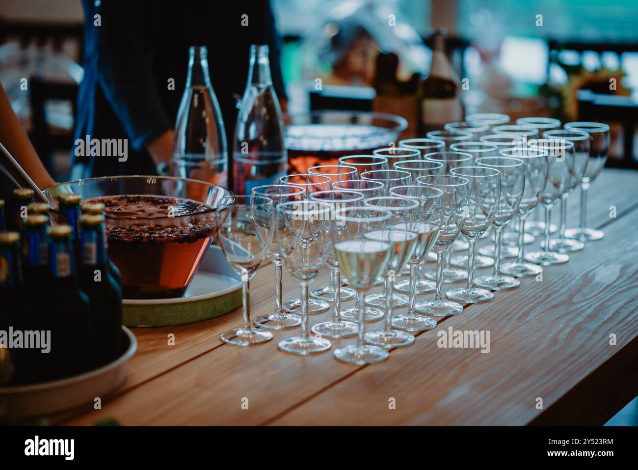 Reihe von Weingläsern, Weißwein und Getränken an einem Buffet-Tisch Stockfoto
