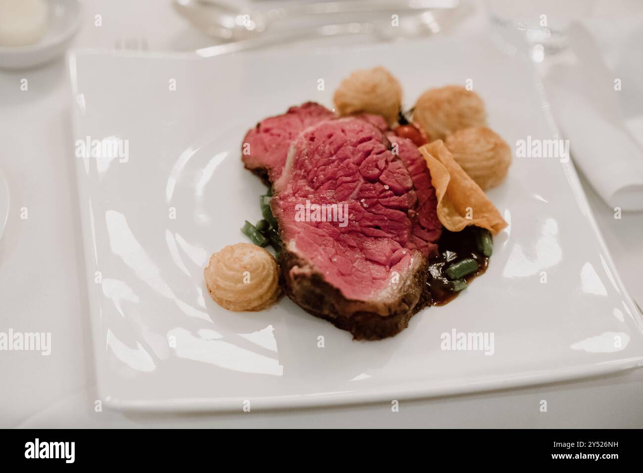 Perfekt gekochtes Roastbeef, Pommes duchesse in einem feinen Ambiente. Stockfoto