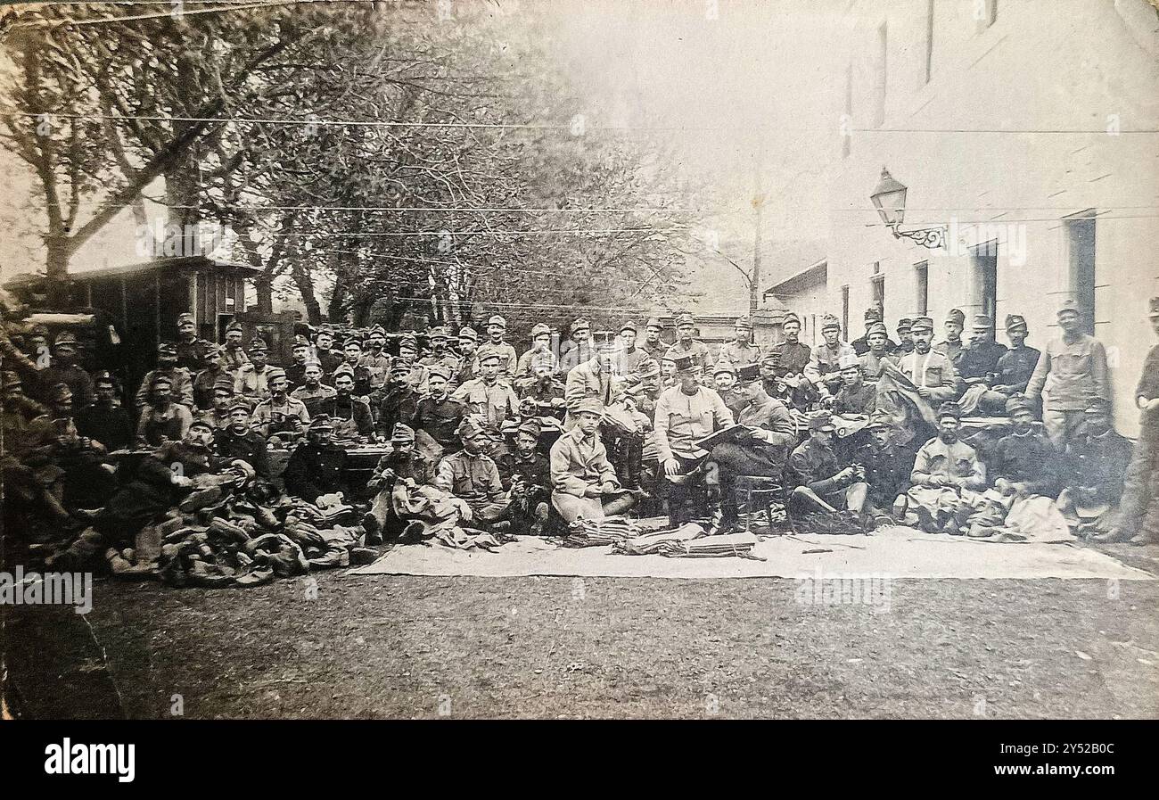 Subotica, Österreich-Ungarn - 24. Mai 1916: Foto der österreichisch-ungarischen Soldatengruppe am Ende der militärischen Ausbildung, bereit für den Krieg Stockfoto