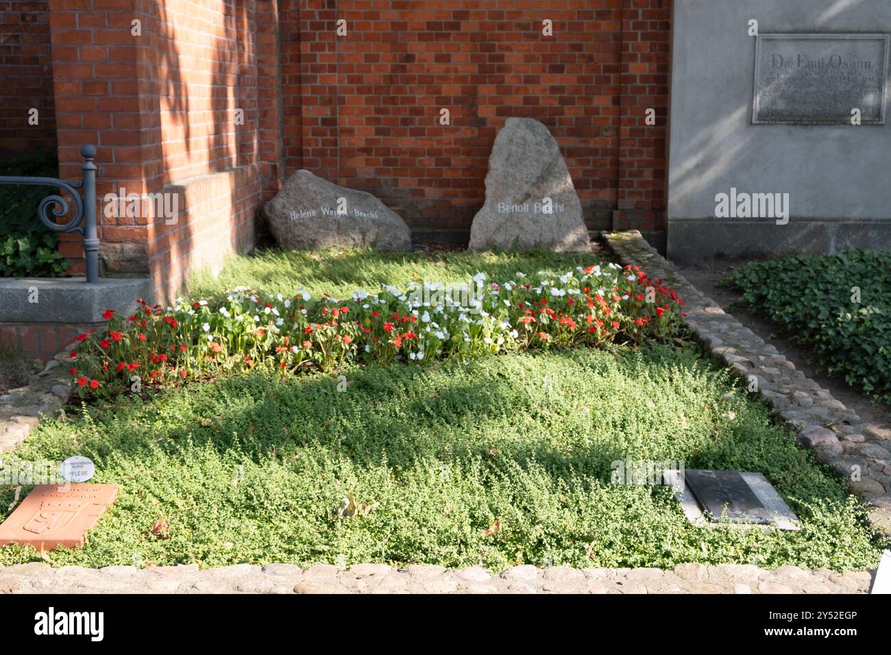 Das Grab von Bertolt Brecht und Helene Weigel auf dem Dorotheenstadt Friedhof Mitte Berlin Stockfoto