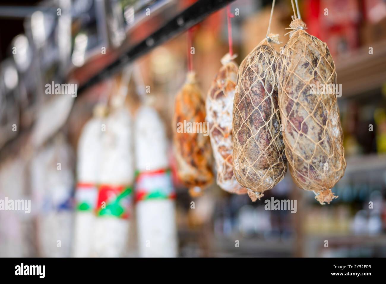 Trockenfleisch hängt in einem italienischen Delikatessengeschäft in San Francisco Little I Stockfoto