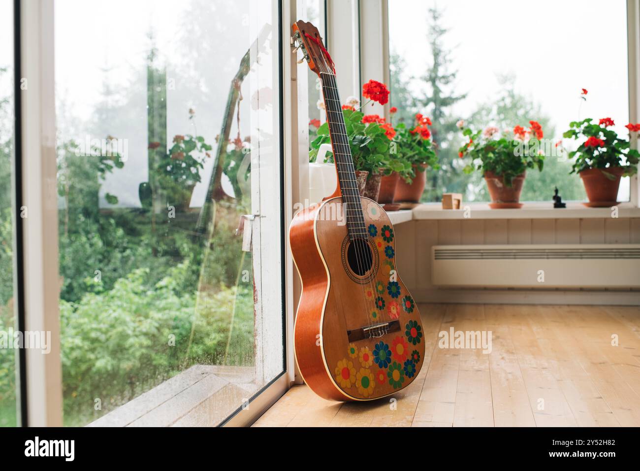 Schöne alte Akustikgitarre in einem Sommerhaus in Schweden Stockfoto